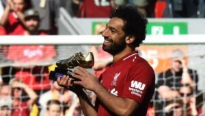 تتويج محمد صلاح بالحذاء الذهبي-