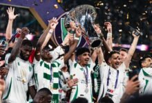احتفال لاعبي الأهلي السعودي بعد التتويج بلقب دوري أبطال النخبة 2025