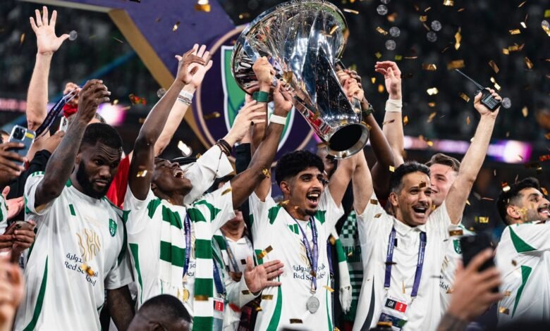 احتفال لاعبي الأهلي السعودي بعد التتويج بلقب دوري أبطال النخبة 2025