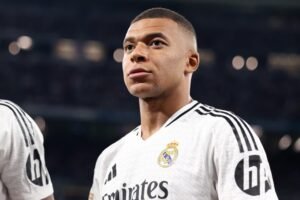 كيليان مبابي بقميص ريال مدريد مرشح للكرة الذهبية 2025