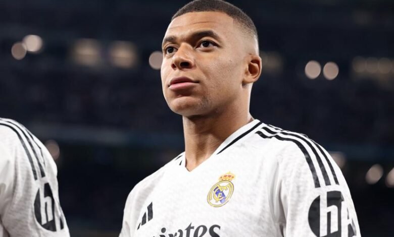 كيليان مبابي بقميص ريال مدريد مرشح للكرة الذهبية 2025