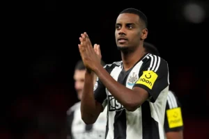 ألكسندر إيزاك بقميص نيوكاسل يونايتد خلال مباراة في الدوري الإنجليزي الممتاز 2025