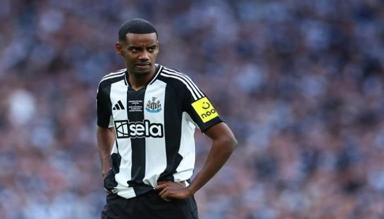 ألكسندر إيزاك بقميص نيوكاسل يونايتد خلال مباراة في الدوري الإنجليزي الممتاز 2025