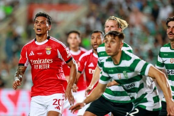 لاعبي بنفيكا قبل مباراة نيس في دوري أبطال أوروبا 2025
