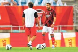 لاعبي نيس قبل مباراة بنفيكا في دوري أبطال أوروبا 2025