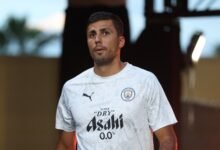 رودري لاعب مانشستر سيتي في مباراة بالدوري الإنجليزي 2025