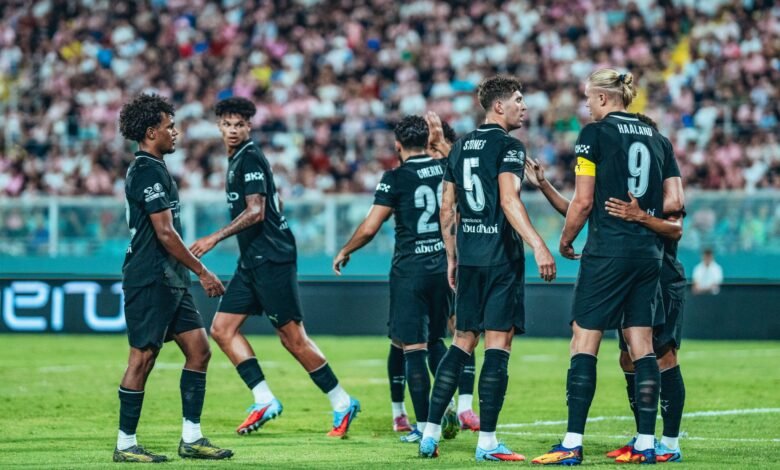 عمر مرموش لاعب مانشستر سيتي في مباراة بالدوري الإنجليزي 2025
