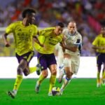 لاعبو النصر والاتحاد أثناء المباراة على ملعب هونغ كونغ الدولي، يظهر كريستيانو رونالدو ضمن لاعبي النصر أثناء الهجوم والدفاع