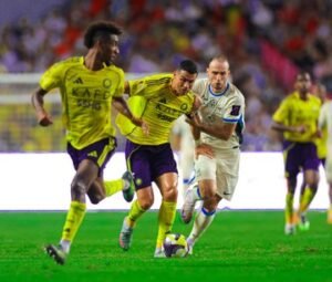 لاعبو النصر والاتحاد أثناء المباراة على ملعب هونغ كونغ الدولي، يظهر كريستيانو رونالدو ضمن لاعبي النصر أثناء الهجوم والدفاع