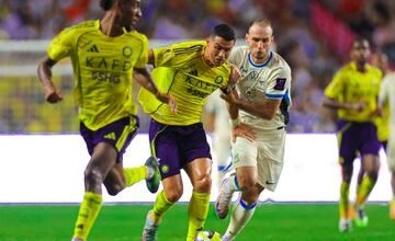 لاعبو النصر والاتحاد أثناء المباراة على ملعب هونغ كونغ الدولي، يظهر كريستيانو رونالدو ضمن لاعبي النصر أثناء الهجوم والدفاع